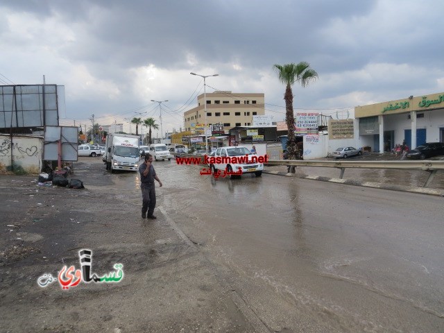  كفرقاسم - فيديو : اول الغيث قطرة.. وقطرة تغلق وتغرق بيوت ومدارس ومداخل البلدة وتذمر كبير وازدحامات مرورية والبلدية تسارع في حلها 